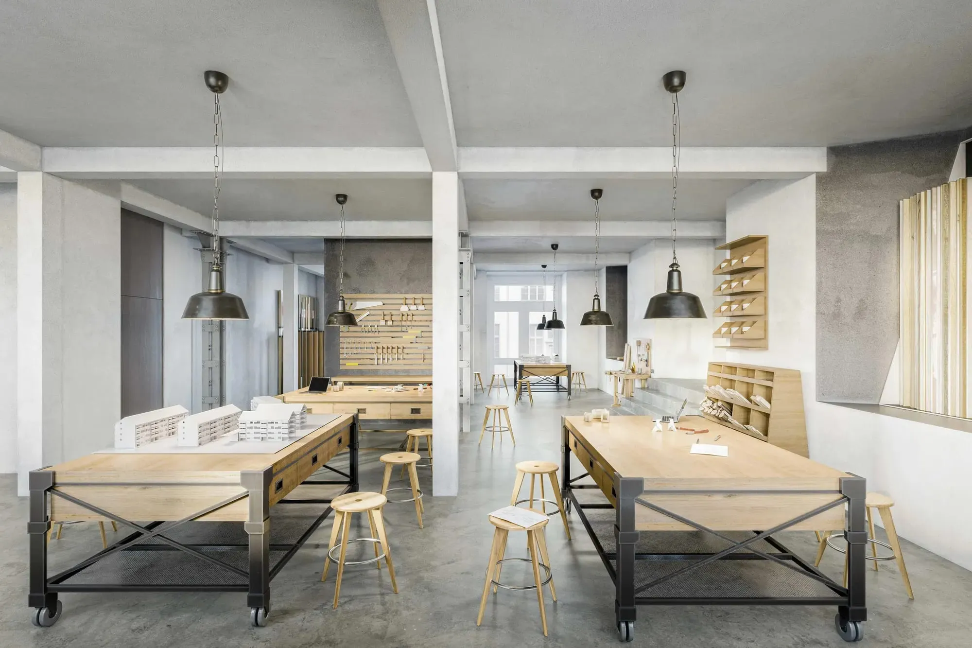 Atelier mit Werkbänken und Pendelleuchten